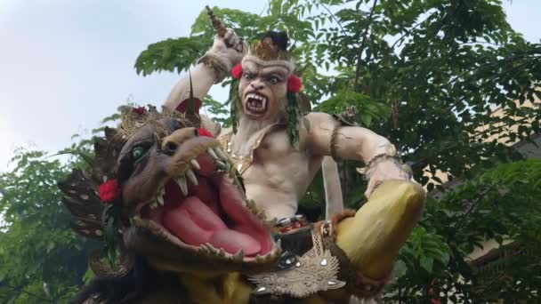 KUTA, INDONESIEN - 16. MÄRZ 2018: Zeitlupenaufnahme eines rotierenden Ogoh-Ogoh-Bildes und einer Drachenstatue auf einer Kuta-Straße in Bali — Stockvideo