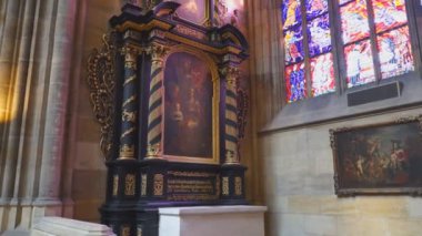 PRAG, CZECH Cumhuriyet - 10 Ekim 2017: Prag Şatosu 'ndaki St. Vitus Katedrali' nin içinde boyama