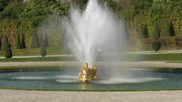 PARIS, FRANCE - 15 OCTOBRE 2017 : vue de côté d'une petite fontaine au palais versailles à Paris — Video