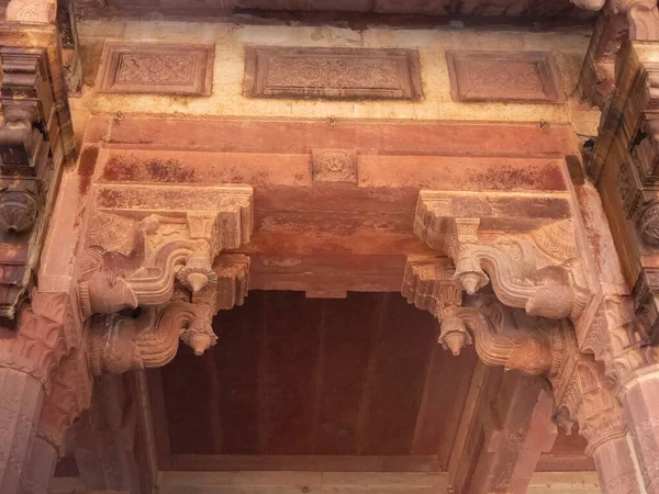 JAIPUR, INDIA - 22 MARZO 2019: decorazioni di elefanti su colonne nel palazzo del forte ambrato — Foto Stock