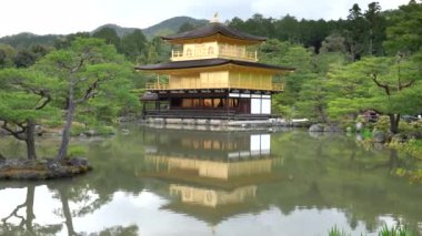 KYOTO, JAPONYA - 15 Nisan 2018 Kyoto 'daki Kinkakuji Tapınağı' nın ön tarafının sol krokisi.