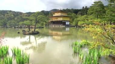 KYOTO, JAPONYA - 15 Nisan 2018: Kyoto 'daki Kinkaku-ji tapınağının geniş açılı görüntüsü