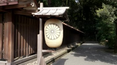 Tokyo, Japonya 'daki Meiji Jingu tapınağında kağıt fener.