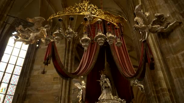 PRAAG, TSJECHIË - OKTOBER, 10, 2017: zilveren engelen boven een graf in de Sint-Vituskathedraal in Praag — Stockvideo