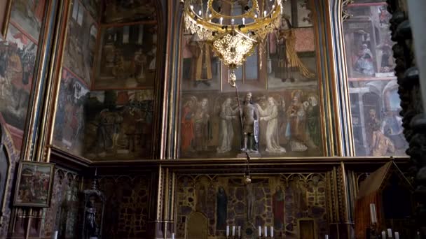 PRAG, CZECH REPUBLIC - 10 Ekim 2017: Prag 'daki St. Vitus Katedrali' ndeki St. Wenceslas Şapeli 'nin güzel sanat eserlerinin bir vidyosu — Stok video