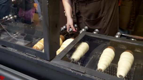 Szerokie ujęcie trdelnika, tort ślinowy, gotowanie w sklepie na Pradze — Wideo stockowe
