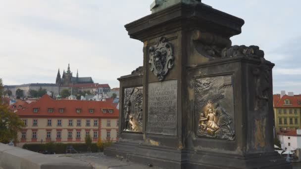 Plaque for a famous dog on charles bridge in prague — Stock Video