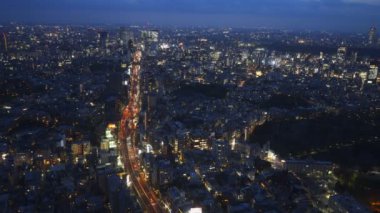 Tokyo 'da alacakaranlıkta Mori Kulesi' nden 3 shuto ekspres yolu.
