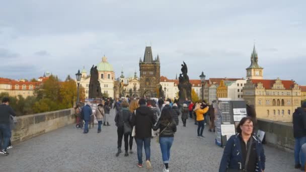 PRAG, CZECH REPUBLIC - 10 Ekim 2017: Prag 'daki Charles Köprüsü' nde yürüyen geniş açılı titreşim dengeleyici atış — Stok video