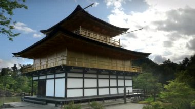 KYOTO, JAPONYA - 15 Nisan 2018 Kyoto Kinkakuji Tapınağı 'nın yan görüntüsü