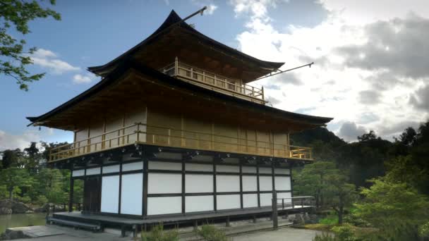 Kyoto, JAPAN - 15. April 2018: Seitenansicht des Kinkakuji-Tempels in Kyoto — Stockvideo