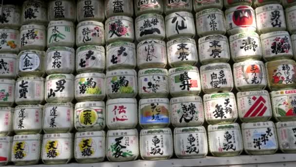 TOQUIO, JAPÃO - ABRIL, 10, 2018: tiro à esquerda panning de barris de sake no santuário meiji jingu em tokyo — Vídeo de Stock