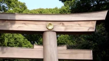 Tokyo 'daki Meiji Tapınağı' nda büyük bir torii kapısına yakınlaş.
