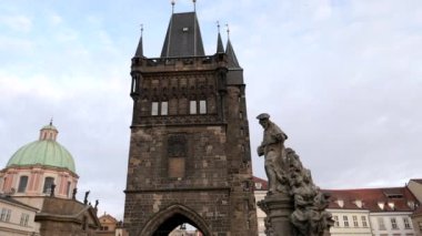 Prag 'daki Charles Köprüsü' ndeki eski şehir kulesine yakın.