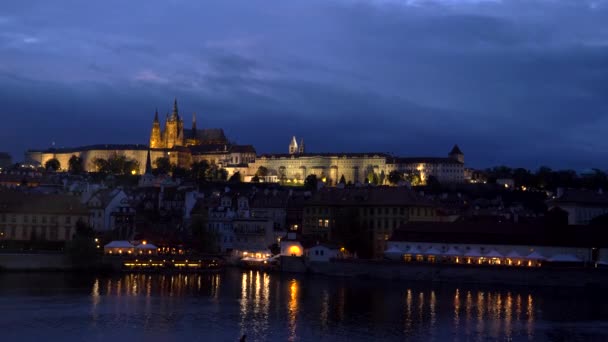 プラハ城とプラハのヴルタヴァ川の夜景です — ストック動画