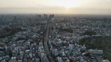 Tokyo 'daki Roppongi Hills Mori Kulesi' nin gözlem güvertesinden öğleden sonra 3 shuto ekspres yolunun görüntüsü