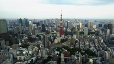 Tokyo 'daki Roppongi Hills Mori Kulesi' nden Tokyo Kulesi 'nde görüldüğü gibi.