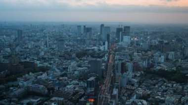 Tokyo 'daki 3 shuto ekspres mori kulesinin günbatımı çekim süresi doluyor.