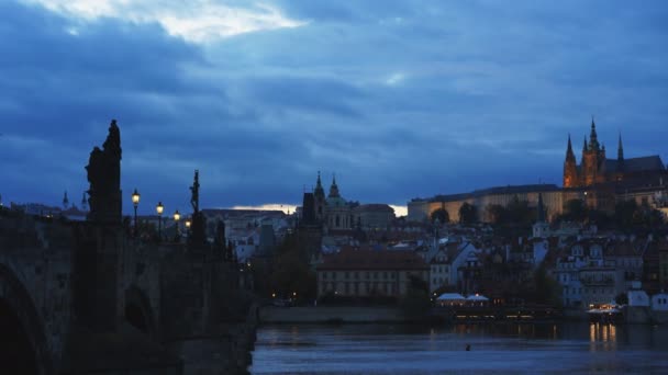 Rondel mostu Charlesa i Wełtawy w Pradze — Wideo stockowe