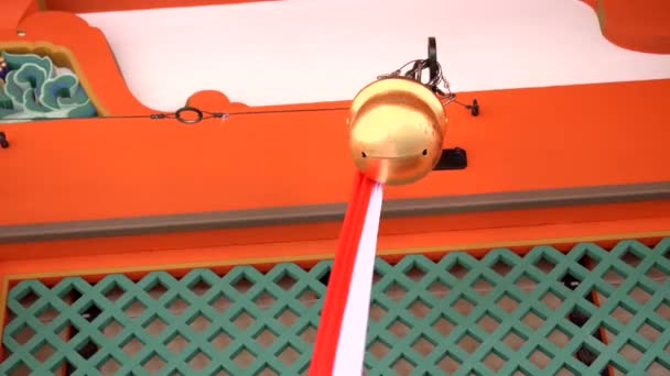 Nahaufnahme einer Glocke zur Reinigung am fushimi inari-Schrein in Kyoto — Stockvideo