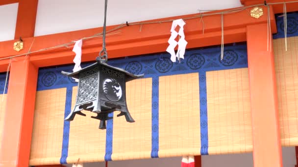 Lanterna de metal e vidro no santuário de fushimi inari em kyoto — Vídeo de Stock