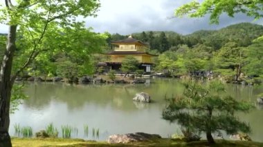 KYOTO, JAPONYA - 15 Nisan 2018: Kyoto 'daki Kinkakuji Tapınağı' na bakıyorum.