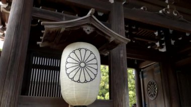 Tokyo 'daki Meiji Tapınağı' ndaki kağıt fenerin yakın görüntüsü.