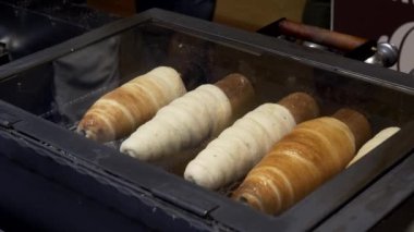 Trdelnik 'in yakın çekimi, bir tükürük keki, Prag' da bir dükkanda yemek pişirme.