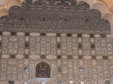 JAIPUR, INDIA - 22 Mart 2019 Kehribar Kalesi 'ndeki bir saray duvarındaki ayna fayanslarının geniş görünümü