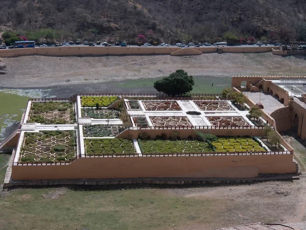 Hohe Ansicht des kesar kyari Garten am Bernstein-Fort in Jaipur — Stockfoto