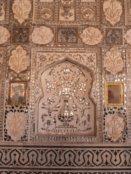 JAIPUR, INDIA - 22 DE MARZO DE 2019: un hermoso mosaico de espejo floral en una pared en el fuerte ámbar —  Fotos de Stock