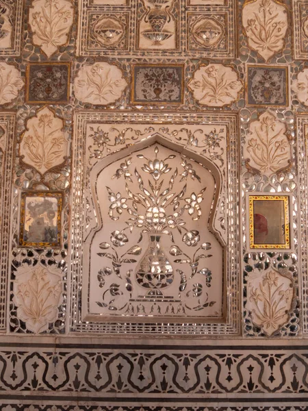 JAIPUR, INDIA - 22 Mart 2019 Kehribar Kalesi 'nin duvarında güzel bir çiçek aynası mozaiği