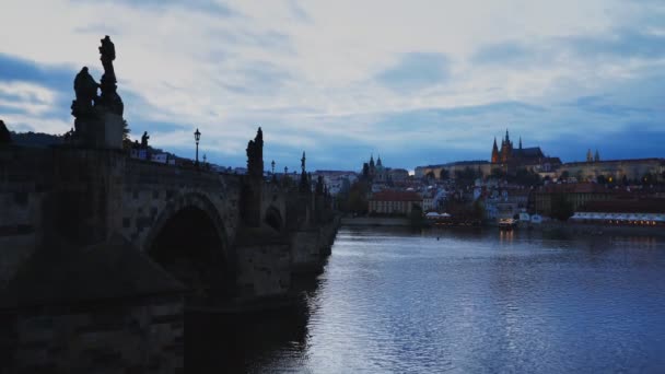 Charles bro och Vltava floden vid skymningen i Prag — Stockvideo