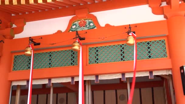 Колокола в храме Фушими Инари в Киото — стоковое видео