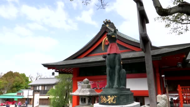 КЁТО, Япония - 16 апреля 2018 года: статуя лисы с рисовым снопом в храме Фушими Инари в Киото — стоковое видео