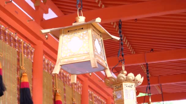 En guldfärgad lykta vid fushimi inari helgedom i kyoto — Stockvideo