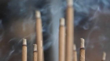 Kyoto, Japonya 'daki Kinkakuji Tapınağı' nda tütsü dumanını yavaş çekimde kapatın.