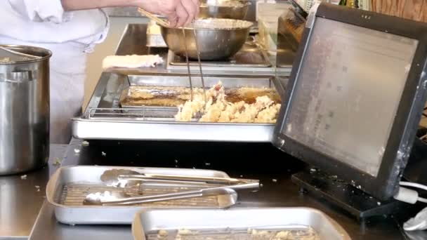 Φρεσκομαγειρεμένες γαρίδες tempura στο kawaguchiko στην Ιαπωνία — Αρχείο Βίντεο