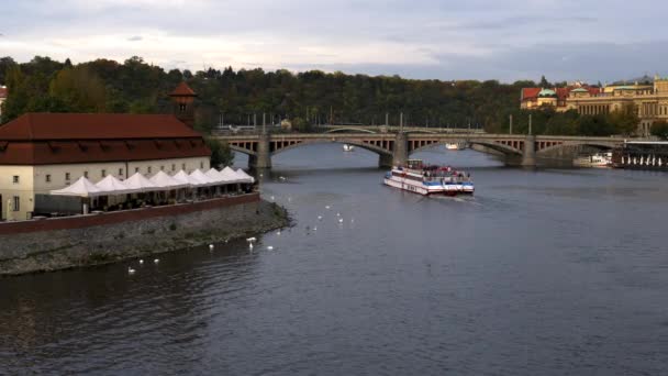 prohlídka lodi na řece Vltavě, jak je vidět z Karlova mostu, v Praze