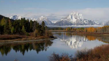 Sonbahar sabahı Grand Teton Milli Parkı 'nda Oxbow Virajı' ndan Moran Dağı manzarası