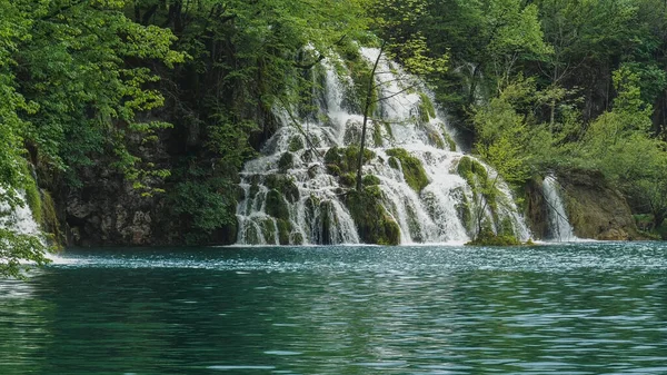 Milanovacki slap wodospad plitvice jeziora park narodowy — Zdjęcie stockowe