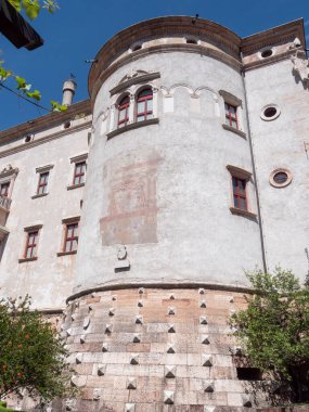 TRENTO, İTALYA - 1 HAZİRAN 2019: Buonconsiglio Kalesi 'nin dış görünüşü