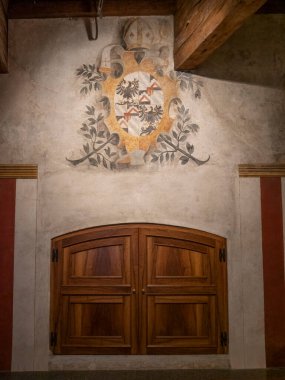 TRENTO, İtalya - 1 Haziran 2019: Buonconsiglio Kalesi 'nde boyanmış arma