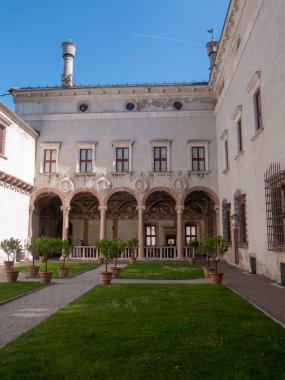 TRENTO, İTALYA - 1 Haziran 2019: Buonconsiglio kalesindeki avlu