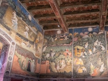 TRENTO, ITALY - 1 HAZİRAN 2019: buonconsiglio kalesinde aylarca süren fresk, Eylül ve Ekim aylarını gösteren paneller