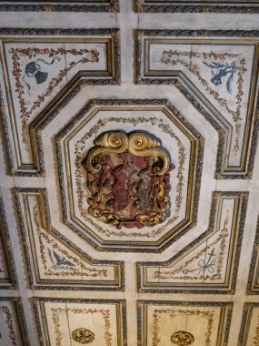 TRENTO, İtalya - 1 Haziran 2019: Buonconsiglio kalesinde oyulmuş ahşap tavan