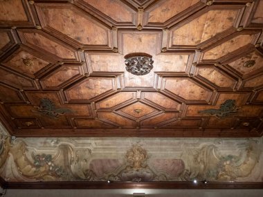 TRENTO, İtalya - 1 Haziran 2019: Buonconsiglio kalesinde oyulmuş ahşap tavan