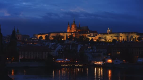 Nocny widok zamku Praga i Wełtawy w Pradze — Wideo stockowe