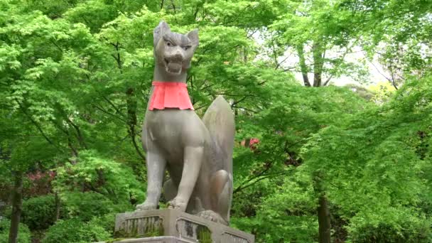 京都、日本-エイプリル社、 2018年16日:伏見稲荷神社の狐像 — ストック動画