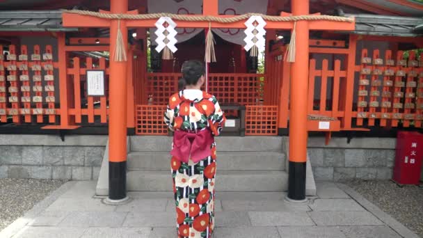 KYOTO, JAPAN - APRIL, 16, 2018: female japanese worshiper at fushimi inari shrine — Stock Video